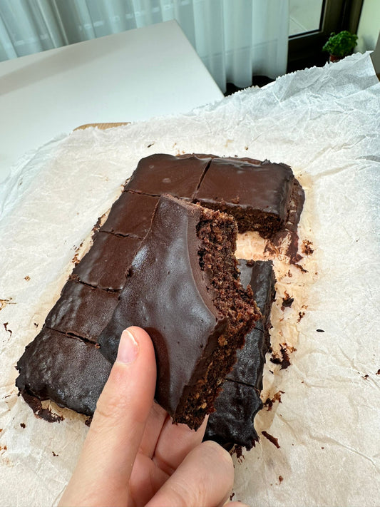 كعكة شوكلاطه سهلة وبسيطه بدون بيض وحليب وزبده