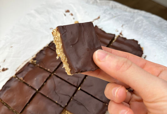 سناك مع زبده الفستق وشوكلاته