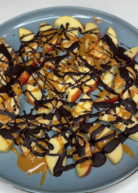 تفاح مع زبده فستق وشوكلاته داكنه