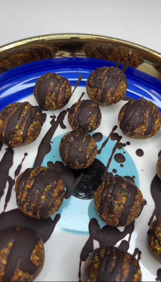 كرات التمر والفستق الحلبي مع الشوكلاته الداكنه