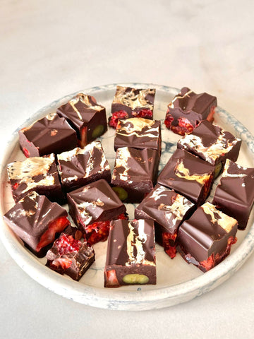 سناك شوكلاته داكنه وانواع توت