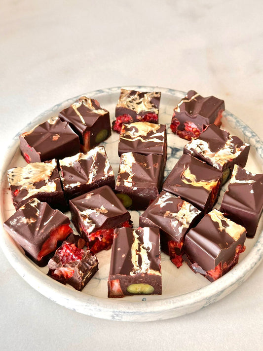 سناك شوكلاته داكنه وانواع توت