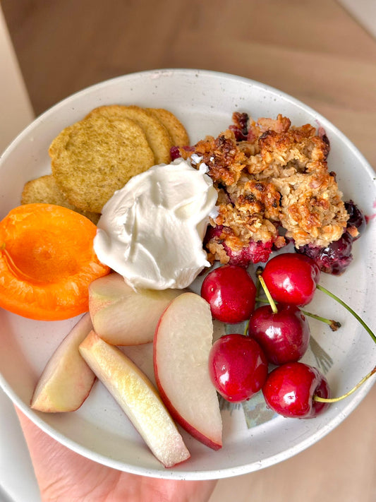 كرامبل صحي ولذيذ من توت وتوت بري