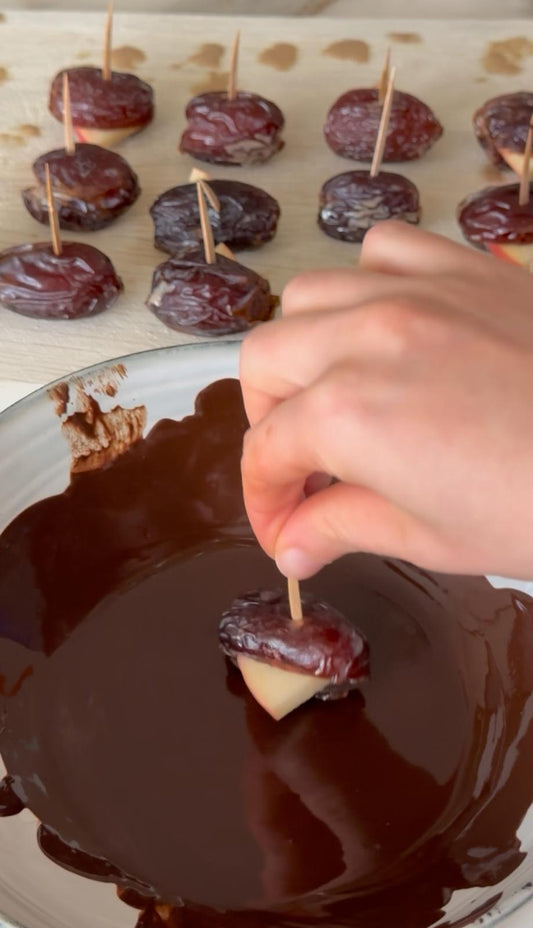 سناك التمر المحشي بالتفاح